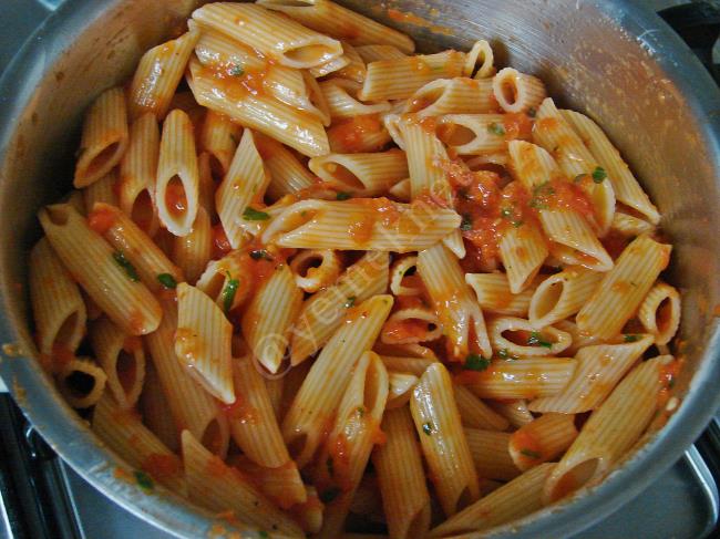 Penne Arabiatta Acılı Domates Soslu Makarna Nasıl Yapılır 9 12