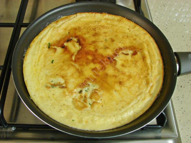 Beyaz Peynirli Omlet Nas L Yap L R Resimli Yemek Tarifleri