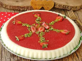 Çilek Soslu İrmik Tatlısı