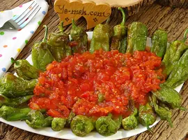Domates Soslu Köy Biberi Kızartması