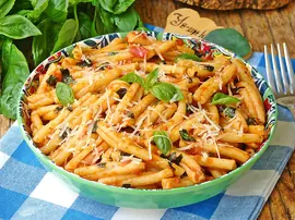 Domatesli Fesleğenli Makarna