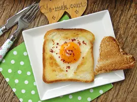 Ekmek İçinde Yumurta