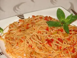 Fesleğenli Domates Soslu Makarna (Spagetti)