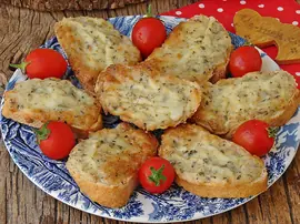 Fırında Kaşarlı Ekmek Dilimleri