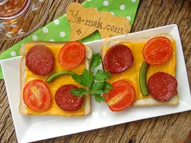 Fırında Sucuklu Ekmek Dilimleri