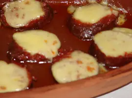 Güveçte Kaşarlı Sucuk