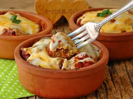 Güveçte Soslu Köfte