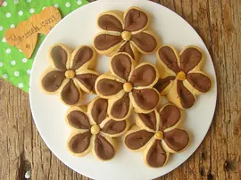 İki Renkli Çiçek Kurabiye