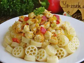 Köri Soslu Tavuklu Makarna