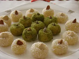 Lokum Topları (Hindistan Cevizli, Yeşil Toz Fıstıklı)
