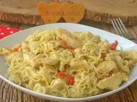 Pesto Soslu Tavuklu Noodle