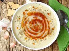 Sarımsaklı Un Çorbası