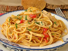 Sosuyla Pişen Tavuklu Makarna