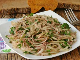 Sumaklı Soğan Salatası