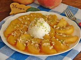 Tavada Şeftali Tatlısı