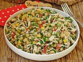 Tavuklu Nohut Salatası