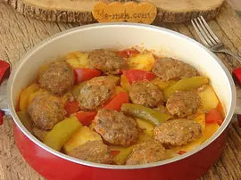 Tencerede Köfteli Patates Yemeği