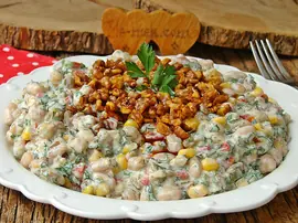 Yoğurtlu Bakliyat Salatası
