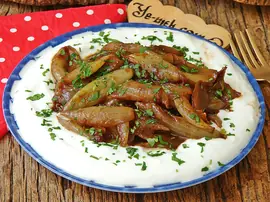 Yoğurtlu Karamelize Soğan Mezesi