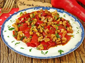 Yoğurtlu Kırmızı Biber Salatası