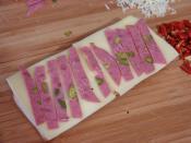 Salamlı ve Kuru Domatesli Ekmek Pizzası