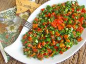 Yeşillikli Közlenmiş Kırmızı Biber Salatası