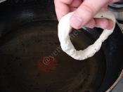 Hazır Ekmek Hamurundan Çörek Otlu Halka Simit