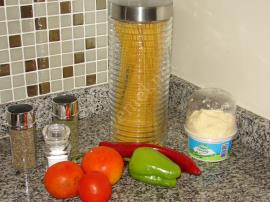 Fesleğenli Domates Soslu Makarna (Spagetti)