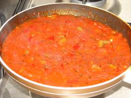 Fesleğenli Domates Soslu Makarna (Spagetti)