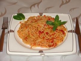 Fesleğenli Domates Soslu Makarna (Spagetti)