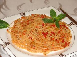 Fesleğenli Domates Soslu Makarna (Spagetti)