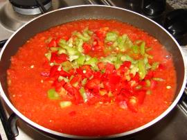 Fesleğenli Domates Soslu Makarna (Spagetti)