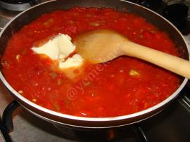 Fesleğenli Domates Soslu Makarna (Spagetti)