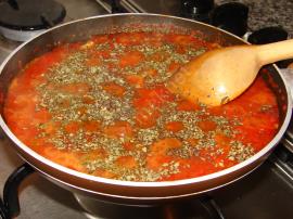 Fesleğenli Domates Soslu Makarna (Spagetti)