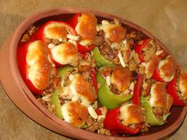 Güveçte Kremalı Tavuk Dolması (Ceviz, Badem ve Çam Fıstıklı)