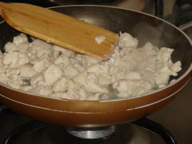 Güveçte Kremalı Tavuk Dolması (Ceviz, Badem ve Çam Fıstıklı)