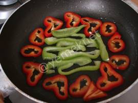 İtalyan Omlet (Dolmalık Biberli, Mantarlı ve Çörek Otlu)