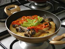 İtalyan Omlet (Dolmalık Biberli, Mantarlı ve Çörek Otlu)