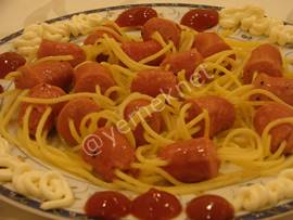 Spagetti Çubuklarında Sosisli Makarna