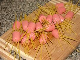 Spagetti Çubuklarında Sosisli Makarna