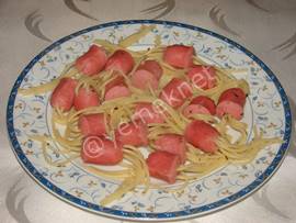Spagetti Çubuklarında Sosisli Makarna