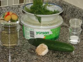 Yoğurtlu Salatalık Salatası