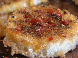 Zeytinyağlı Çeşnili Fırında Ekmek Dilimleri