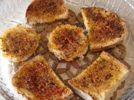 Zeytinyağlı Çeşnili Fırında Ekmek Dilimleri