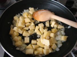 Güveçte Patatesli Tavuk