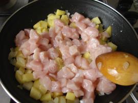 Güveçte Patatesli Tavuk