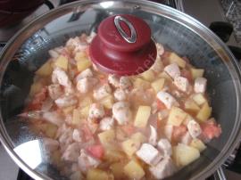 Güveçte Patatesli Tavuk