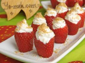 Strawberry with Whipped Cream & Biscuits Recipe