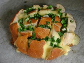 Fırında Taze Soğanlı Kaşarlı Ekmek