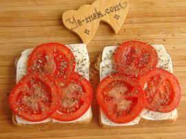 Fesleğenli Domatesli Ekmek Dilimleri